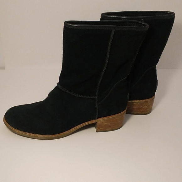 UGG Classic Black Leather Suede Ankle Boots Size 6.5  Low Block Heels 1.5 inches - Picture 9 of 13